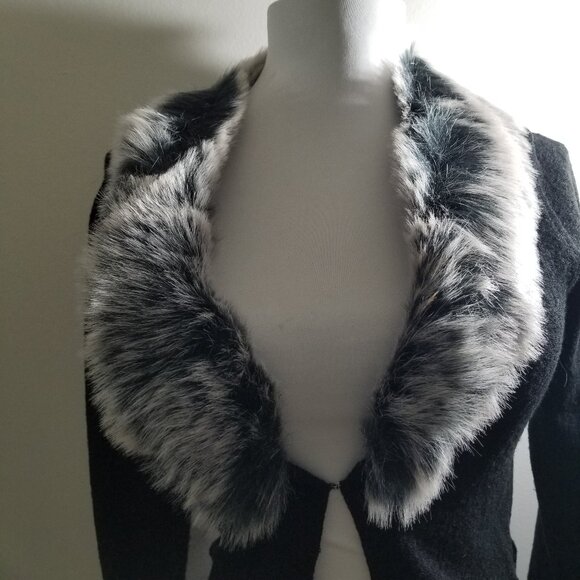 Guess Brand black sweater with removable fur collar, size M - Picture 5 of 8